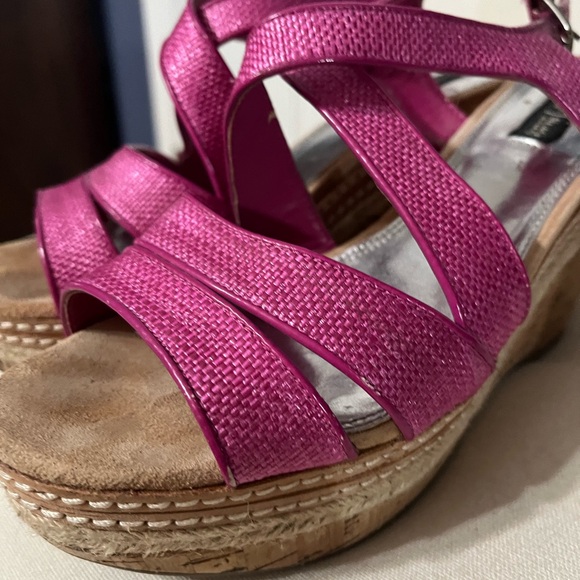 Worn once! White House Black Market pink  wedge sandals…Comfy! - Picture 6 of 9